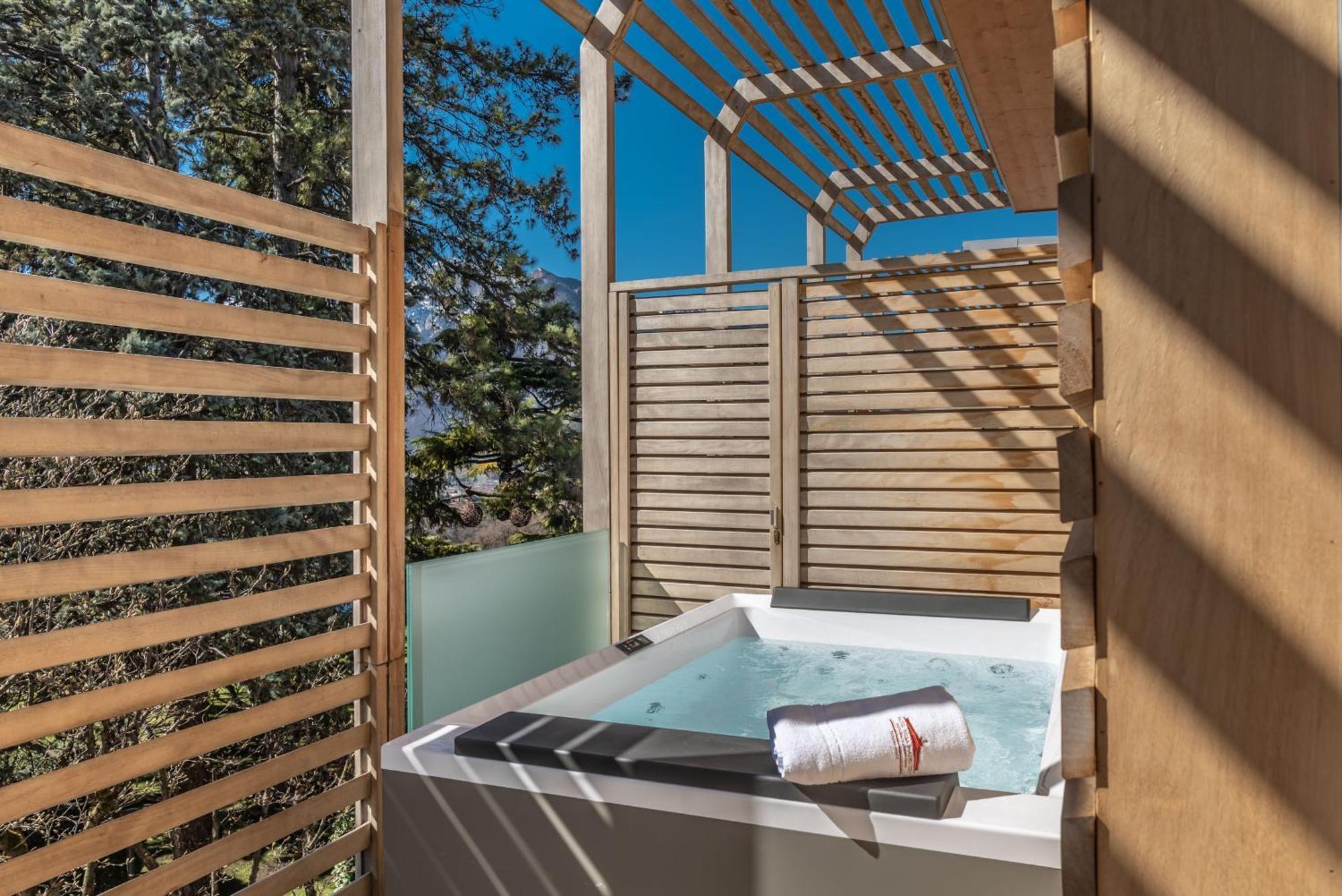 Doppelzimmer mit Whirlpool-Badewanne